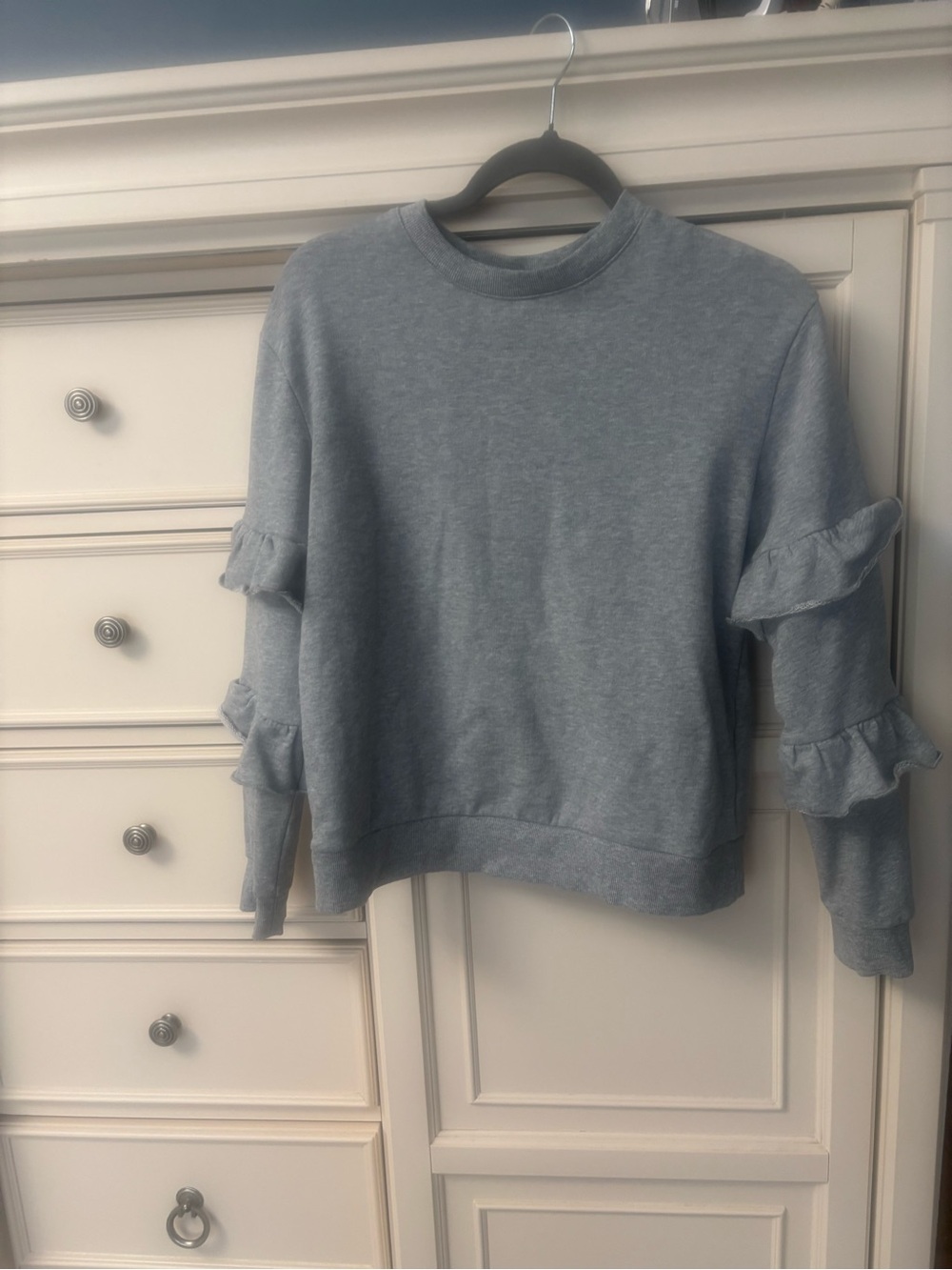Who What Wear Light Gray Ruffle-Sleeve Sweatshirt